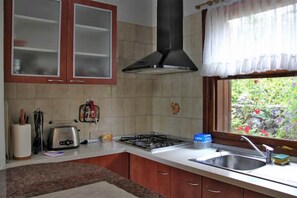 Kjøleskap, kaffetrakter/tekoker, vannkoker og brødrister