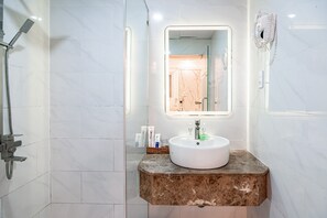 Deluxe-Zimmer | Badezimmer | Dusche, kostenlose Toilettenartikel, Haartrockner, Hausschuhe
