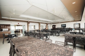 Restaurant - Kaizen Stays & Resto (Wai)