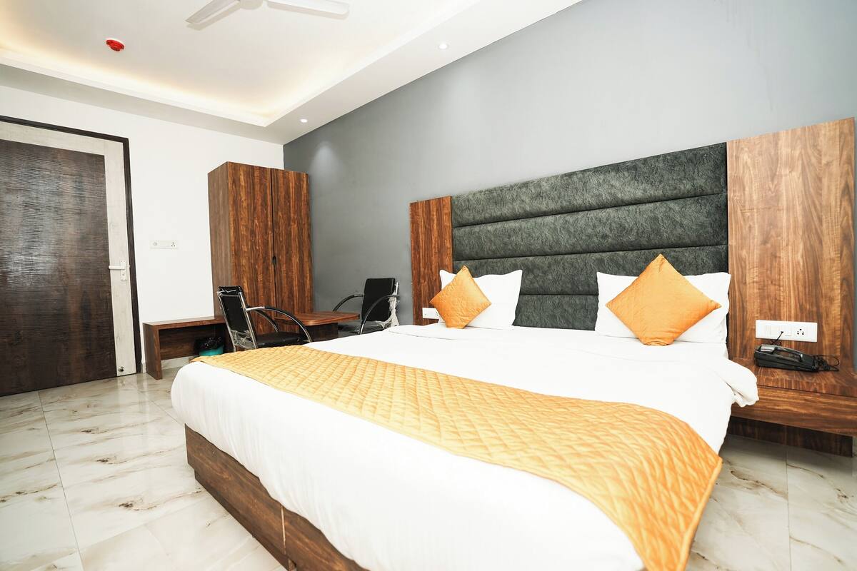 Superior Double Room | Desk, soundproofing, iron/ironing board, free WiFi