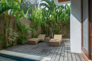 Outdoor pool, pool loungers - Miles Villa (Nusa Dua)