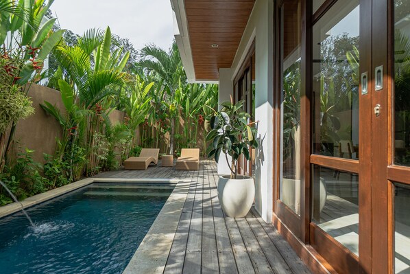 Outdoor pool, pool loungers - Miles Villa (Nusa Dua)