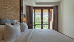 A large bed with white linens, a wooden headboard, and a woven wall panel. - Miles Villa (Nusa Dua)