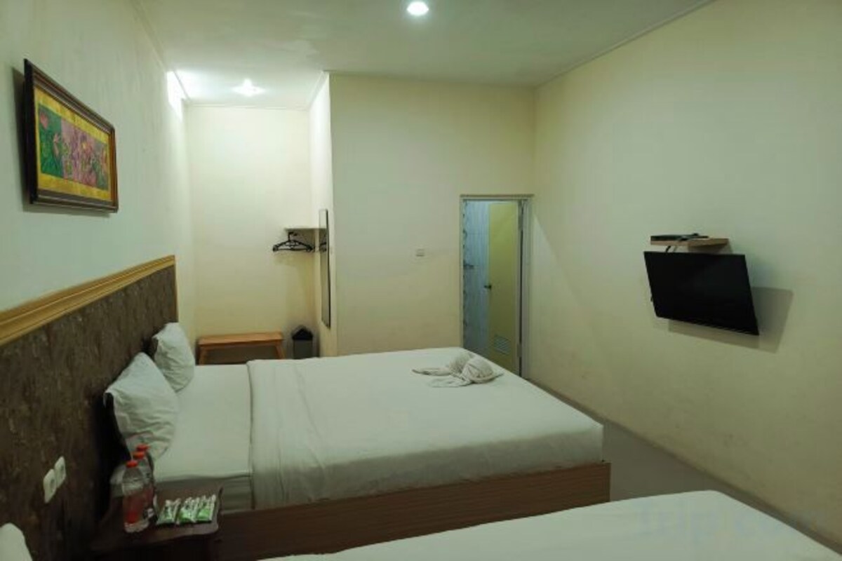 Desk, WiFi (free), bed sheets