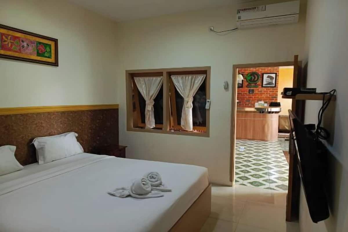 Desk, WiFi (free), bed sheets