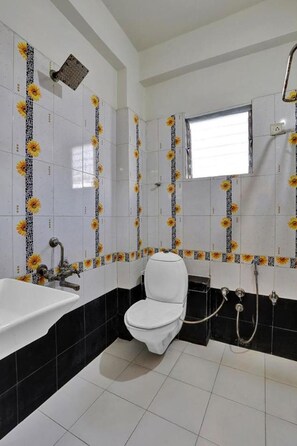 Klassieke kamer | Badkamer | Een douche, een regendouche, gratis toiletartikelen, handdoeken