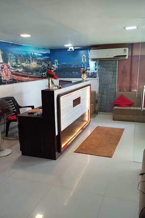 Lobby - Hotel Alexa (Ahmedabad)