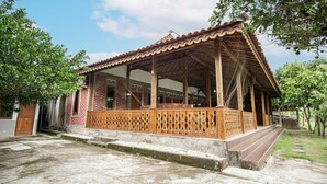 Una estructura de madera tradicional con techo de tejas y balcón de madera.