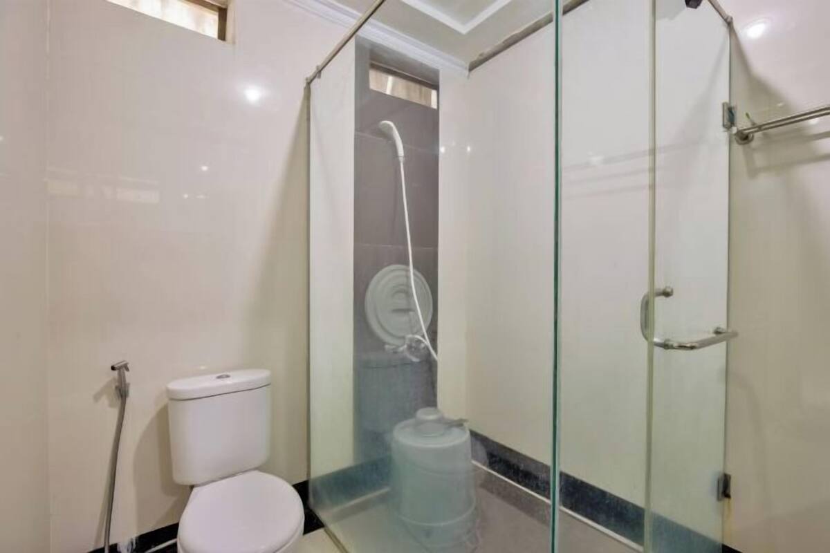Bathroom | Free toiletries, slippers, towels