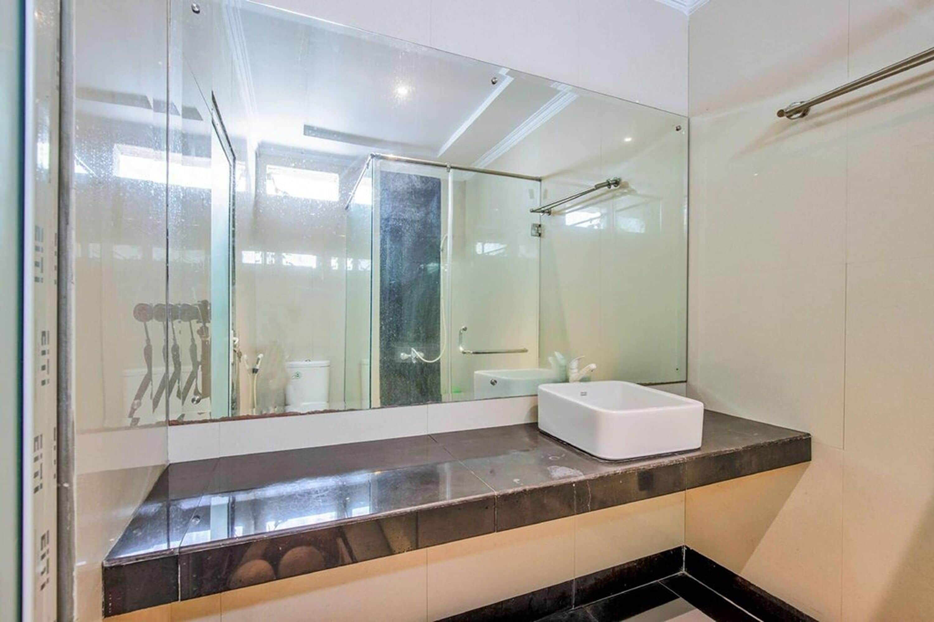 Studio Suite | Bathroom | Free toiletries, slippers, towels