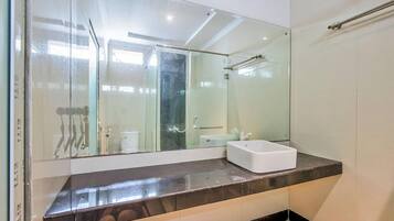 Studio Suite | Bathroom | Free toiletries, slippers, towels