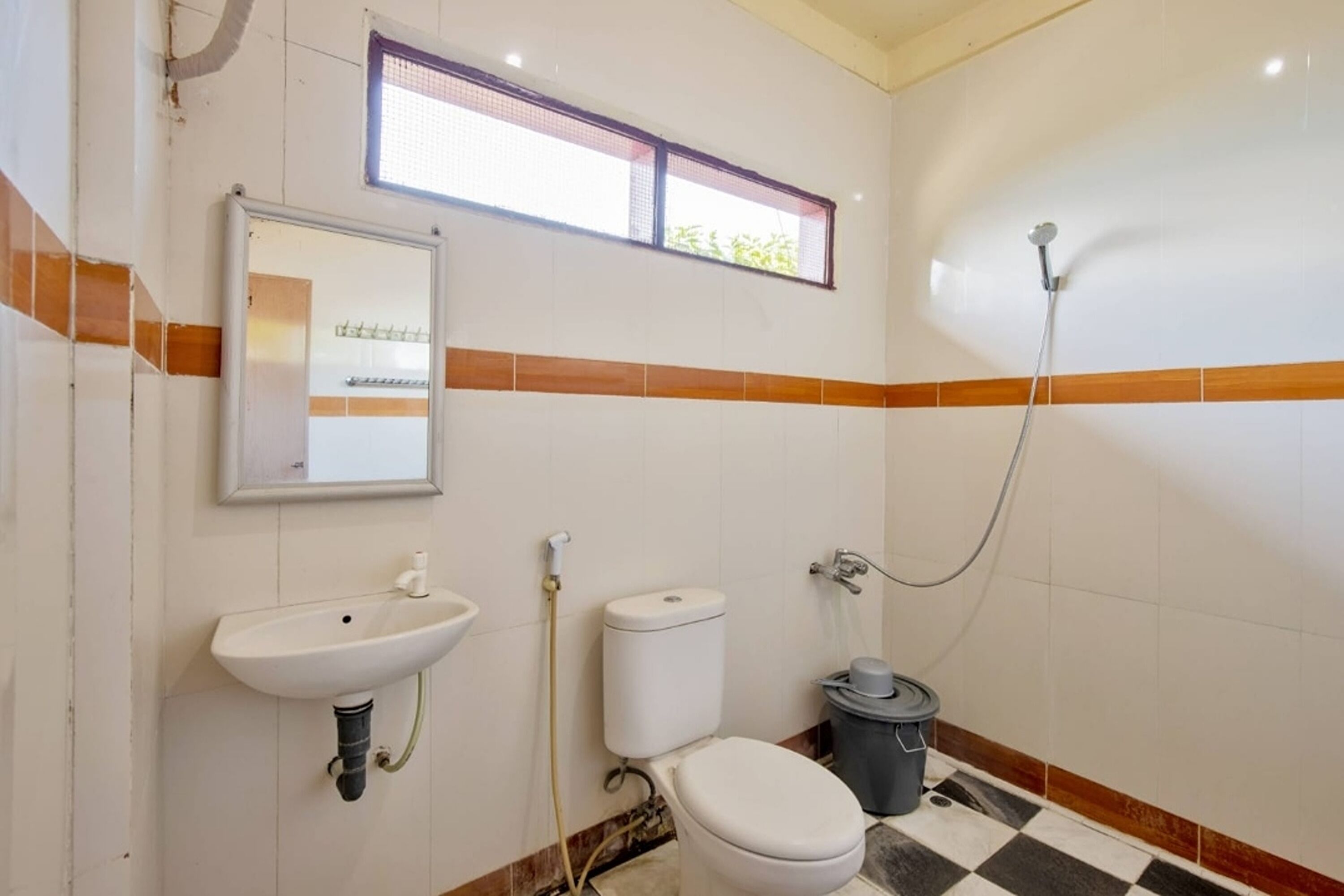 Un baño con lavamanos, inodoro y ducha.