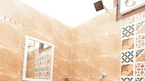 Rom – deluxe | Bad | Dusj, regndusjhode, toalettartikler (inkludert) og tøfler