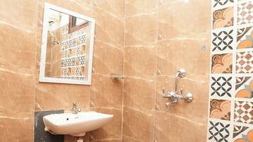 Deluxe Room | Bathroom | Shower, rainfall showerhead, free toiletries, slippers