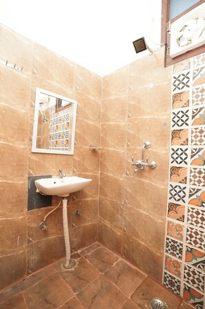 Quarto luxo | Banheiro | Chuveiro, chuveiro com efeito de chuva, produtos de toalete grátis