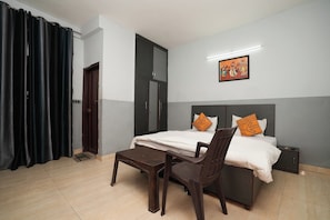 Quarto luxo | Escrivaninha, Wi-Fi de cortesia, roupa de cama