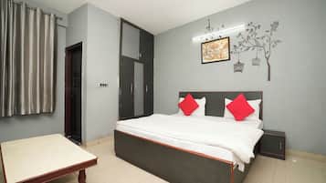 Deluxe Room | Desk, free WiFi, bed sheets