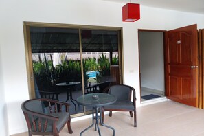 バンガロー パティオ | リビング エリア | 32 インチの液晶テレビ (ケーブル放送視聴可)