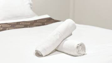 Escritorio y ropa de cama