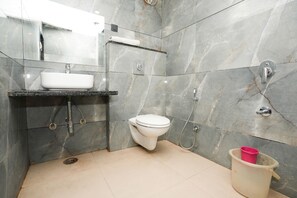 Family Room | Bathroom | Shower, rainfall showerhead, free toiletries, slippers - Mangal Hotels And Resorts (Udaipur)
