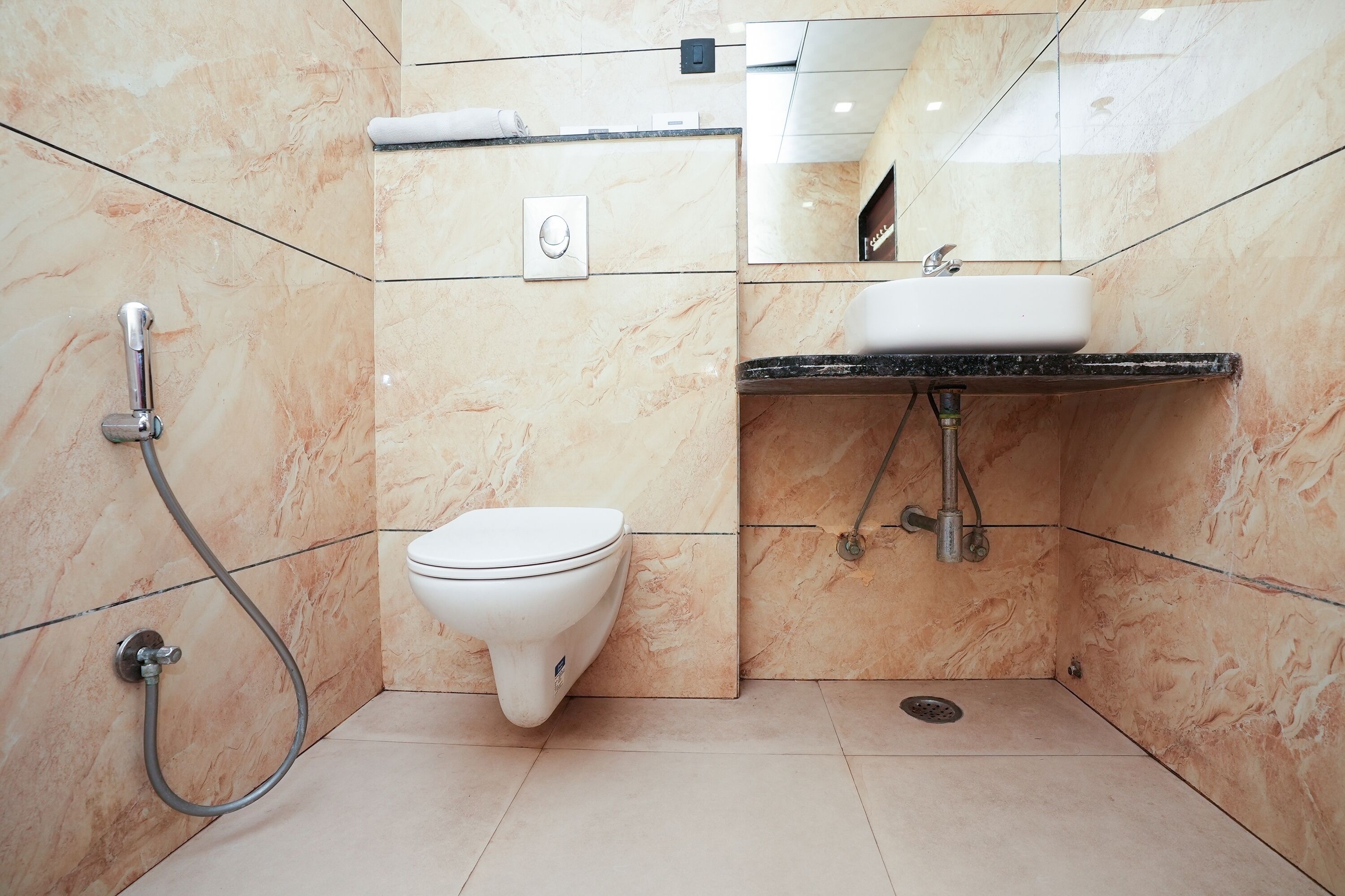 Un baño moderno con inodoro, lavamanos y ducha.
