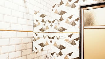 Deluxe Room | Bathroom | Shower, rainfall showerhead, free toiletries, slippers