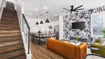 Smart TV, chimenea, mesa de ping pong