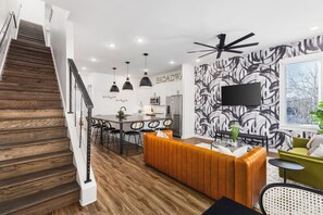 TV connectée, cheminée, table de tennis de table