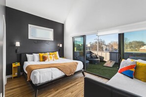 4 bedrooms, iron/ironing board, free WiFi, bed sheets - Modern Home with Large Patio, Rooftop Deck & Garage (Nashville)