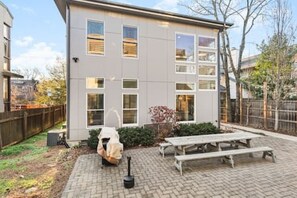 Outdoor dining - Belmont Retreat walk to Restaurants, Coffee, 12 South (Nashville)