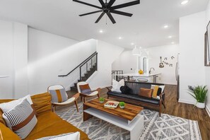 Smart TV, fireplace, ping pong - Rooftop Deck, Patio & Garage - Walk to Restaurants (Nashville)