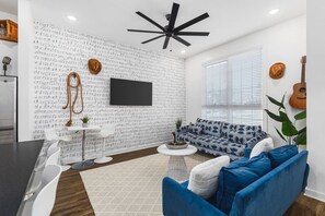 Smart-tv en een open haard