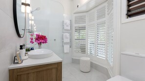 Shower, hair dryer, towels - A Tropical Treat @ Sea Level / Port Douglas (PORT DOUGLAS)