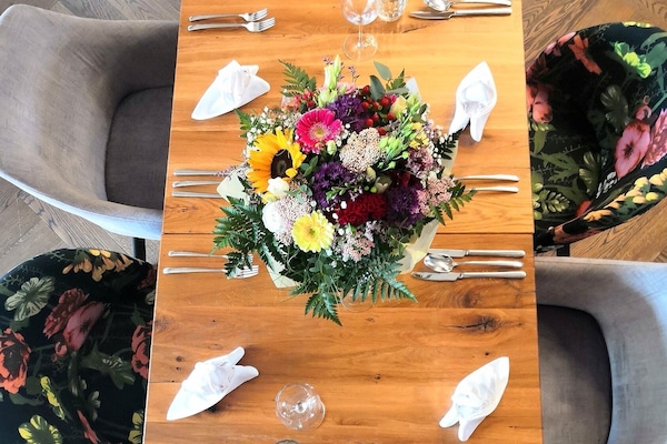 Breakfast, lunch and dinner served