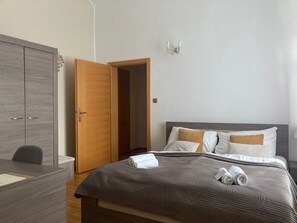 Quarto quádruplo conforto | Cofres nos quartos, cortinas blackout, ferros/tábuas de passar roupa