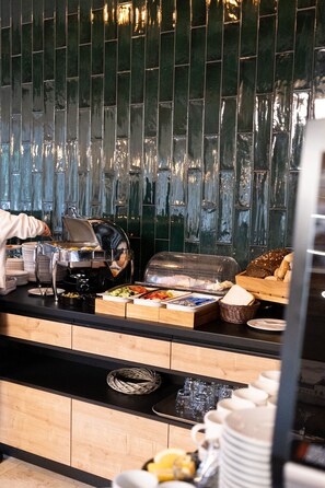 Café da manhã com buffet grátis todos os dias