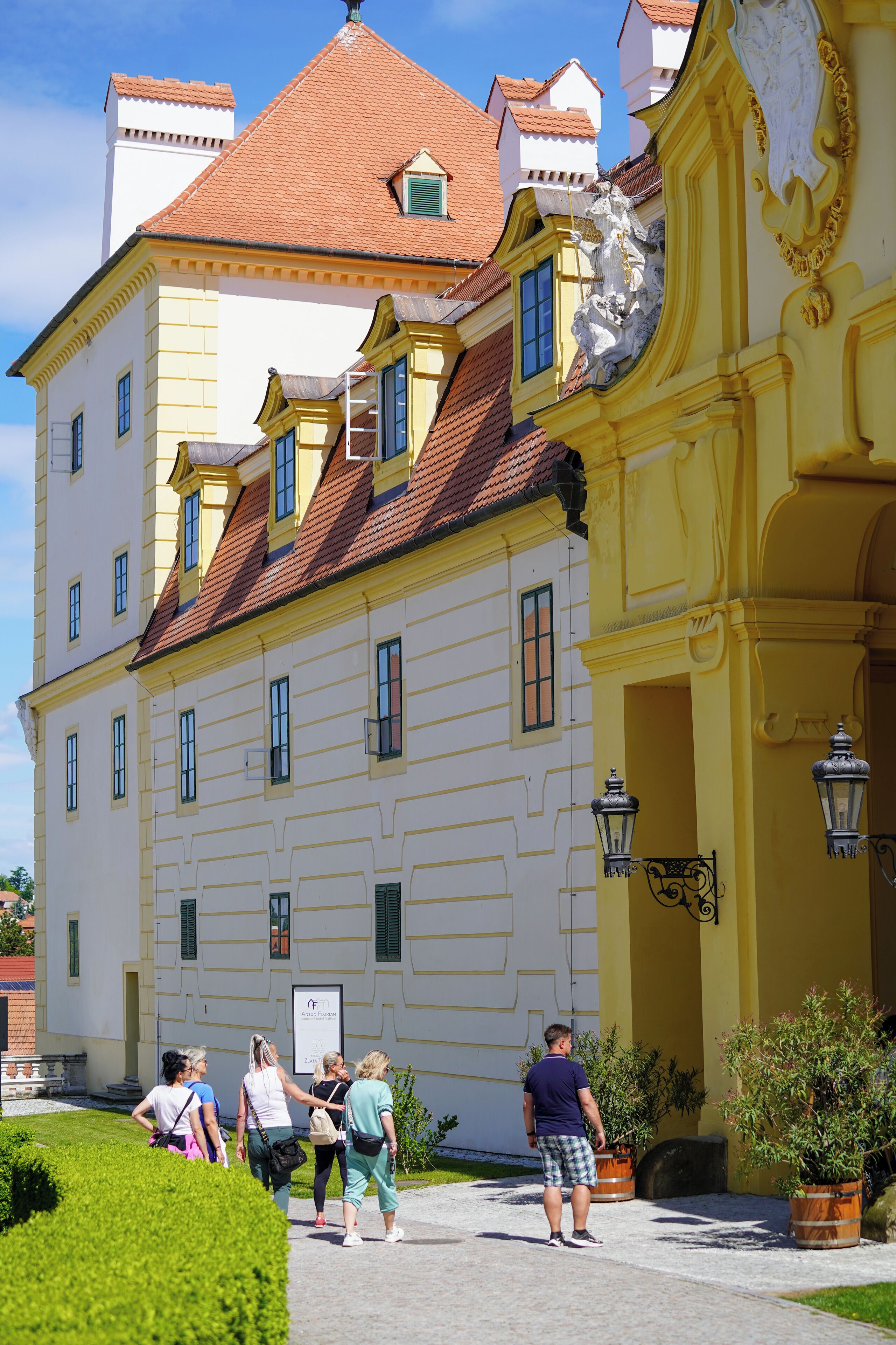 Un bâtiment historique doté d’un toit traditionnel recouvert de tuiles et d’une façade jaune.