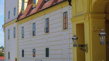 Un bâtiment historique doté d’un toit traditionnel recouvert de tuiles et d’une façade jaune.