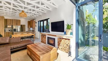 TV, peis, bøker og stereoanlegg