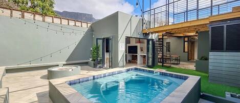 Een verwarmd zwembad