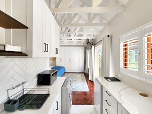 冷蔵庫、電子レンジ、オーブン、コンロ