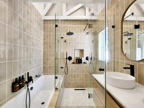 Secador de cabelo, toalhas de banho