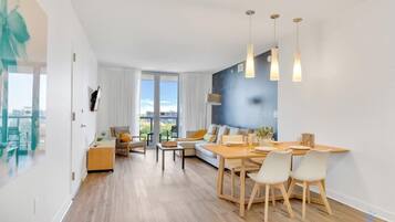 Een televisie en een kantoor