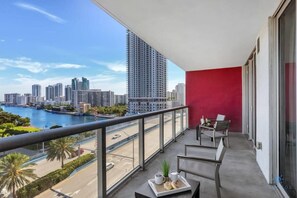 Property grounds - Condo Oasis + Gym & Amazing Pool (Hallandale Beach)