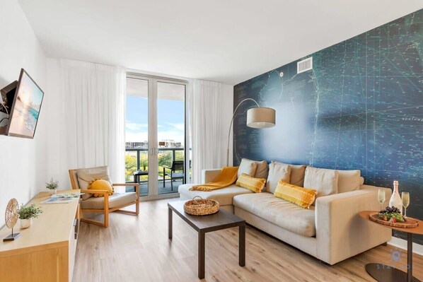 TV, offices - Condo Oasis + Gym & Amazing Pool (Hallandale Beach)