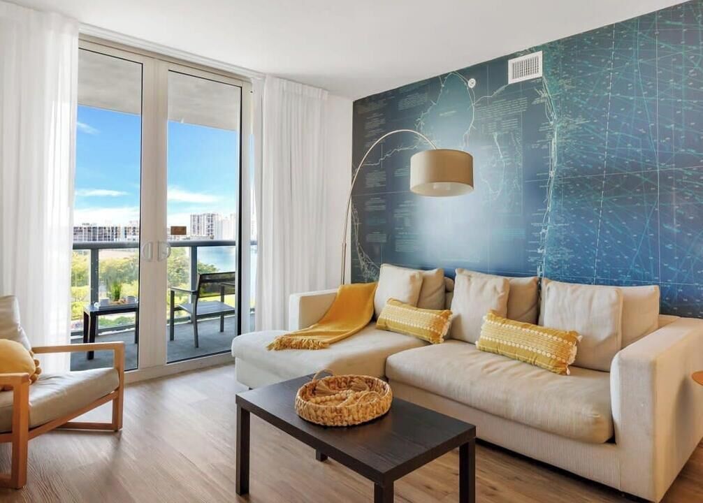 Ein modernes Wohnzimmer mit einer Couch, einem Couchtisch und einer Lampe.