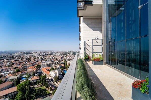 Property grounds - Luxurious 1 Bdr Apartment with Stunning Views in Central Jerusalem (Jerusalem)