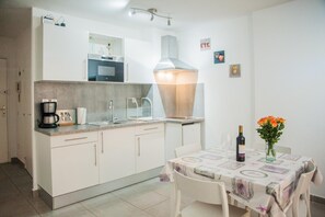 Private kitchen - 1 Bedroom Apartment in Nice (Nice)