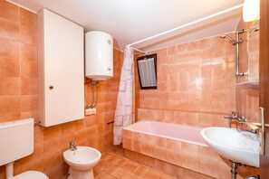 Apartamento, 1 quarto, sacada, vista para o jardim | Banheiro