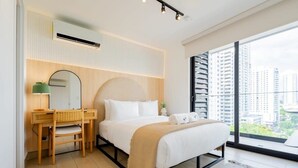 A modern bedroom with a bed, a desk, and a large window offering a city view. - w* | Premium 1BR in San Francisco w/ Pool (Panamá)